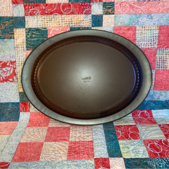 Wilton Large Casserole Fluted Pan Oven to the Table - Picture 2 of 3